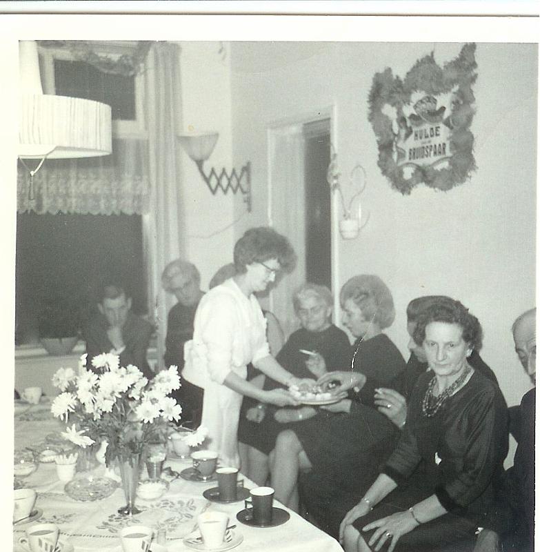 mevr v d voorn bedient.jpg